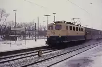 Das Bahnhofschild Hasbergen ist nicht mehr ganz zu lesen, während 141272 mit dem Nahverkehrszug aus Münster am 12.1.1987 um 14.06 Uhr auf Gleis 3 einfährt. Im Hintergrund sieht man noch ein Relikt aus dem zweiten Weltkrieg. Der kleine Bunker diente einst Lok- und Rangierpersonal als  sicherer  Unterstand bei Luftangriffen.