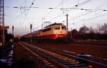112502 ist in der Abendsonne des 23.2.1987 um 17.13 Uhr in Höhe Stellwerk Osnabrück Hörne mit einem D in Richtung Münster unterwegs.