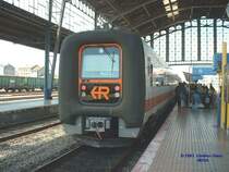 Diesel-Triebzug TRD BR 594 am 08.05.2003 im Bahnhof Santiago de Compostela, er f�hrt gleich weiter nach Vigo.