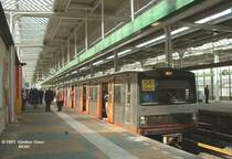 Zug der  Vollmetro  Linie 54 vom Centraal-Bahnhof nach Gein am 13.05.2003 in der Station Amstel. In dieser Station halten auch Z�ge der NS. Von der Amsterdamer U-Bahn sind zur Zeit nur 3,5 km unterirdisch, von Centraal bis kurz vor Amstel. 9,8 km sind im Bau, davon 4 km als U-Bahn, diese Strecke soll 2008 in Betrieb gehen.
