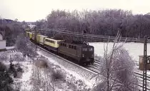 140810 und 140125 mit einem Container Zug am 3.3.1987 um 17.30 Uhr in Osnabrück Hörne Richtung Hauptbahnhof.