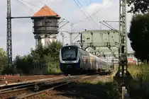 Noch wirft die Sonne lange Schatten als der ET 440335 der Nordwestbahn am 16.7.2014 um 09.06 Uhr die Hunte Klapp Brücke in Richtung Bremen überquert. Die Schatten verdecken dabei zumindest die stark mit Graffiti verschmierte Seitenfront des ET.