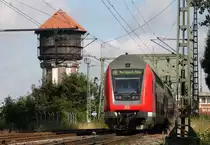 Eigentlich mache ich keine Nachschüsse und schon gar nicht auf Steuerwagen. Aber bei diesem Motiv an der Huntebrücke in Oldenburg wurde ich diesem Grundsatz untreu. Da hielt ich dann am 16.7.2014 doch drauf, als der RE aus Hannover die Klappbrücke passierte. Um welche Serie es sich bei dem Steuerwagen genau handelt, kann ich nur raten. Für mich ist es halt der Steuerwagen eines Dosto!