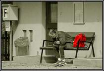 Warten auf den n�chsten Zug. Aufgenommen am Bahnhof  Schwarzenbach an der Mariazeller Bahn am 1.4.2006.