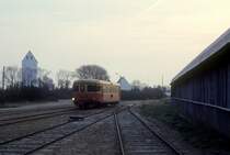 VNJ (Varde-Nørre Nebel Jernbane, Vestbanen): Ein Schienenbus kommt am 24. November 1975 in Nørre Nebel an.
