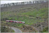 425.954-5 und 425.955-2 befahren ein eben wieder instand gestelltes Stück zwischen Vyšné Hágy und Popradské Pleso. (04.06.2014)