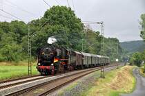 Fußballweltmeister 2014! ... war Deutschland zum Zeitpunkt dieser Aufnahme zwar noch nicht, aber am Tag des Endspiels in Brasilien fuhr die 52 8134-0 der Eisenbahnfreunde Betzdorf am Sonntag den 13.07.2014 auf ihrer Sonderfahrt zum Stadtfest nach Marburg schon mal mit entsprechender Dekoration durchs Land. Die Aufnahme zeigt den Zug bei Dillheim. (Dillstrecke)  --  Weitere Fotos siehe auch auf http://www.Schmalspuralbum.de/ und http://www.FGF-Fotoalbum.de/