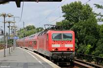 Berlin, Bahnhof Zoologischer Garten. Einfart eine BR 143 als Ersatzzug. Vermutlich ehemalige Rostoker Dostowagen. 14.07.14