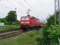 BR143 931 schiebt gerade ihren RE aus Stralsund kommend in den Greifswalder Hbf. (01.06.03)