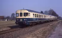 624677 ist bei Lübbecke als Eilzug Richtung Bünde am 3.4.1987 um 10.37 Uhr unterwegs.