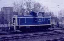 Was ist hier schon historisch? - Alles! Weder 260909 der DB noch das im Hintergrund von Klöckner genutzte Bürogebäude bestehen so noch in heutiger Zeit.
Am 18.4.1987 gab es in Osnabrück noch das Stahlwerk der Klöckner Werke, welches man vom oberen Bahnhofsbereich des HBF Osnabrück teilweise einsehen konnte.