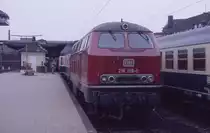 Noch in altem Rot präsentiert sich am 6.4.1987 um 8.25 Uhr die 216156 als Zuglok
des Eilzuges nach Wilhelmshaven im unteren Bahnhof des HBF Osnabrück.