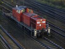 294 074-0 braust mit  Volldiesel  in Richtung Hannover-Bornum und verbreitet dabei ein angenehmes Aroma, das einen interessanten Mix mit dem k�stlichen Duft, der aus der naheliegenden Gro�b�ckerei  Harry  aufsteigt, ergibt.
Schade, dass man Ger�che so schlecht bildlich festhalten kann! ;-)