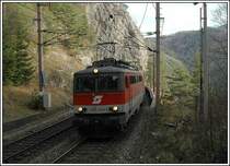 1142 630 leistete am 25.11.2006 einer 1116 mit ihrem G�terzug Vorpsann �ber den Semmering zwischen Gloggnitz und M�rzzuschlag. Das Bild zeigt den Zug bei der Ausfahrt aus dem Weinzettelwand-Tunnel kurz vor Breitenstein