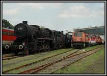 52.7594 ist nicht die einzige Maschine, die im Eisenbahnmuseum Strasshof in Nieder�sterreich vor sich hin rostet. Mittlerweile wurden allerdings heuer einige Maschinen nach Wien-Nord verfrachtet, u.a. auch die Licaon. Die Aufnahme entstand anl�sslich der Heizhauser�ffnung 2006, am 23.4.2006.