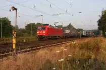 145026 mit einem Containerzug am Morgen des 21.7.2014 um 6.41 Uhr Richtung Osnabrück durch Bahnhof Hasbergen.