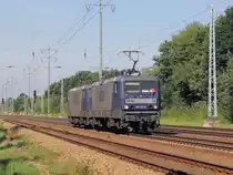143 571-8 (RBH 119)  und 143 056-0 (RBH 114) der RBH Logistics GmbH als Lokzug auf dem südlichen Berliner Außenring.am 22. Juli 2014.

