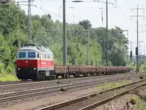 232 189-1 der East-West-Railways  am 22. Juli 2014  auf dem Berliner Außenring mit Drehgestell-Flachwagen mit Gleisschotter bei Diedersdorf.

