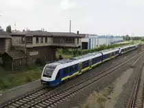 Vorbei am ausgedienten Fahrdienstleiterstellwerk in Halberstadt rangieren  nagelneue Fahrzeuge der BR Lint 54 am 22.07.2014