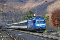 Re 460 106-8. Sch�n anzusehen ist der InterRegio nach Z�rich mit seiner blauen  300 000  Werbelok. Hier bei Hornussen (Aargau) am 19.12.2006