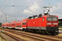 Hier 143 843-1 mit einer RB49/RE5 (RB28749/RE18514) von Cottbus nach Falkenberg(Elster)/Stralsund Hbf., bei der Ausfahrt am 11.7.2014 aus Cottbus. 