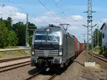 Railpool Vectron 193 804 mit einen Containerzug am Haken fährt am 22.07.2014 durch Neumark(Vogtl.)