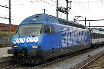 Re 460 106-8. Leider h�lt der InterRegio in Frick (Aargau) nur 2 Minuten, zu kurz, um die Portraitbilder auf beiden Seiten der Lok zu z�hlen. Aber 300 000 sind es bestimmt nicht, denke ich. 19.12.2006