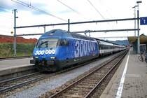 Re 460 106-8. Der InterRegio nach Z�rich im Bhf. Frick (Aargau) am 19.12.2006. Mir gef�llt diese blaue Lok, vor allem, weil sie noch vorn so sauber ist, was man von den meisten anderen Werbeloks der SBB nicht sagen kann.