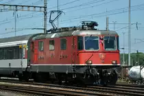 Re 4/4 II 11157 durchfährt den Bahnhof Muttenz. Die Aufnahme stammt vom 03.07.2014.