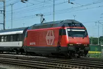 Re 460 021-9 durchfährt den Bahnhof Muttenz. Die Aufnahme stammt vom 03.07.2014.