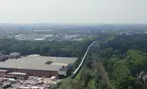 So ein Güterzug kann schon erstaunlich sein. 
Erst recht wenn etwa 30 vollgepackte Wagen mit nur einer Lok quer durch den Ruhrpott gefahren werden. 
Hier verlässt die 185 269 mit der langen Schlange langsam aber sicher den Ruhrpott in Fahrtrichtung Minden Westfalen. 
Aufgenommen vom Oberhausener Gasometer aus. 