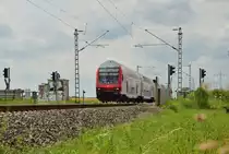 Steuerwagen voraus kommt dieser RE4 Zug nach Dortmund über den Bü Am Chur/in der Schley bei Wickrathhahn gen Wickrath gedonnert am 6.7.2014