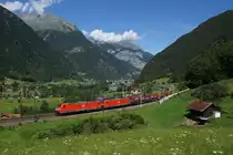 185 090-8 und 185 087-4 befinden sich am 03.07.2014 oberhalb von Erstfeld.