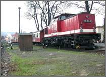 Hier ist besonders gut der Gr�ssenunterschied zwischen der einst normalspurigen V100 und den schmalspurigen Wagen der HSB auszumachen. Wernigerode 14.12.2006