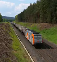Es kesselt im Fichtelgebirge - Die Bahnstrecke 5050 Weiden - Oberkotzau steigt hinter Oberkotzau in Richtung Weiden aus dem Tal der Saale ins Fichtelgebirge auf. 
Mit voller Kraft wuchtet hvle 246 001-2 ihre Kesselwagen auf der langen Geraden zwischen Kirchenlamitz Ost und Marktleuthen durch das Fichtelgebirge. Bahnstrecke 5050 Weiden - Oberkotzau bei Km 73.2 am 20.05.2014