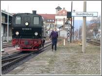Nachdem die Deutsche Bahn die Normalspurstrecke von Quedlinburg �ber Gernrode nach Aschersleben nicht mehr betreibt, wurde der Abschnitt Quedlinburg  bis Gernrode auf Meterspur umge�ndert. Somit starten die Dampfz�ge am gemeinsamen Bahnsteig mit den HEX-Z�gen bereits in Quedlinburg. Hier sieht man die Malletlok 995906-5 beim Umfahren des Zuges auf den neuen Geleisen. (14.12.2006)