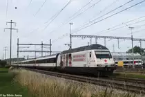 Re 460 041-7 am 19.7.2014 bei der Unterhaltsanlage Oberwinterthur. Die Hitze machte an diesem Wochenende wohl manchem Zug zu schaffen, beim hier zusehenden EW4-Pendel handelt es sich um den Berner Dispozug, der an diesem Tag die Züge 827/836 ersetzte. Ansonsten kommen die EW4 nur noch in Form von Modulen an den Bodensee.