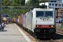 Die E186 901 in Doppeltraktion mit einer Schwesterlok passiert den Bahnhof von Lugano mit einem Güterzug richtung Süden, am 15.07.2014. 