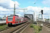 425 724-2 als S4 nach Bruchsal am Nachmittag des 24.05.14 bei der Einfahrt in Ludwigshafen (Rhein) Mitte.
Viele Gr��e an den Lokf�hrer und seine Begleiterin!
