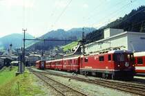 RhB Regionalzug 264 von Disentis nach Chur am 02.09.1995 in Disentis mit E-Lok Ge 4/4 II 623 - D 4207 - B 2331 - B 2369 - A 1228 - B 2228 - B 2212 - B 2215. Hinweis: Bahnhofsanlagen noch vor Umbau, gescanntes Dia
