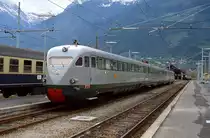 Im Mai 1989 war dieser ETR 220 im Bahnhof Meran abgestellt, wahrscheinlich handelte es sich eine Sonderzugleistung. Diese Triebwagen wurden zwischen 1936 und 1941 in Dienst gestellt und 1960/72 modernisiert. Ihre Höchstgeschwindigkeit betrug 160 km/h, bei einigen Exemplaren 180 km/h. Noch 1996 wurden einige Fahrzeuge zwischen Rom und Perugia eingesetzt. Hier ist gut erkennbar, das sie keine automatisch schließenden Türen, sondern lediglich Flügeltüren besaßen.