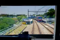 Zweiglinien des Keikyû-Konzerns - die Misakiguchi-Linie (13,4km): Diese Linie gelangt fast bis zur Südwestspitze der Miura-Halbinsel und erreichte 1975 den provisorischen Endbahnhof Misakiguchi (im Bild, mit Zug 1113 (Serie 1000)). Der Weiterbau ist allerdings fraglich, da es starken Protest seitens des Umweltschutzes gibt angesichts des prachtvollen Küstenwalds in dieser Gegend. 25.Juni 2011. (durchs verglaste Rückfenster des Führerstands eines einfahrenden Zugs) 
