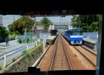Zweiglinien des Keiky�-Konzerns - die Misakiguchi-Linie: Bei der Durchfahrt durch Shin �tsu kommt der blaue Zug 2157 (Wagen 2157-2164, Serie 2100) entgegen. 25.Juni 2011. 