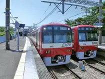 Zweiglinien des Keiky�-Konzerns - die Misakiguchi-Linie: An der Endstation Misakiguchi stehen die Z�ge 2173 (Wagen 2173-2180, Serie 2100) und 1113 (Wagen 1113-1120, Serie 1000) nebeneinander. 25.Juni 2011.  