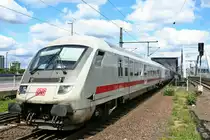Der IC-Steuerwagen 61 80 80-91 134-6 mit Vorspannlok 101 135-2 am Nachmittag des 24.05.14 in Ludwigshafen (Rhein) Mitte.