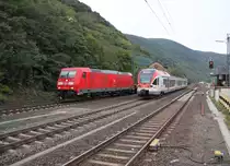 Begegnungen: 185 226-8 mit leeren Flachwagen in Fahrtrichtung Norden begegnet der gerade aus Kaub am Rhein abgefahrenen VIAS 304 in Richtung Rüdesheim. Aufgenommen am 04.10.2013.