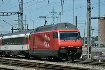 Re 460 025-0 durchfährt den Bahnhof Muttenz. Die Aufnahme stammt vom 03.07.2014.