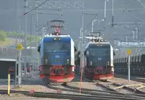 Frontansicht  der E-Lok IORE  STRAUMSNES  131  mit  IORE  RENSJÖN  132, am 06.07.2014 in Kiruna vorm Werk auf einem Abstellgleis.