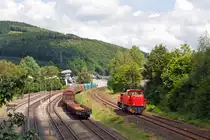 
Eine MaK G 1206 der HGB (Hessische Güterbahn GmbH) fährt am 25.07.2014 als Lz (solo) durch Herdorf (über die Hellertalbahn - KBS 462) in Richtung Betzdorf. 

Die Lok wurde von Vossloh in Kiel unter der Fabriknummer 1001025 gebaut.

Unteranderem war die Lok in den Jahren 2000 bis 2003 für die HGK (Häfen und Güterverkehr Köln AG) als  DH 43 bzw. DH 51 und 2006 bis 2013 für die CFL Cargo S. A als 1505 (NVR-Nummer: 92 82 000 1505-7 L-CFLCA) im Einsatz. Seit dem 01.04.2014 fährt sie nun für die HGB mit unter der NVR-Nummer 92 82 000 1505-7 L-HGB (so auch an der Lok beschrieben).
Die G 1206 ist Eigentum der Alpha Trains Belgium NV/SA (Antwerpen), sie hat die EBA Nummer EBA 00B01A 013.
