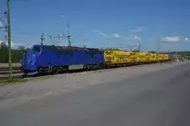 GRANDE  NORDIC  1016, eine Diesel-Lok, steht am neuen Bahnhof von Kiruna mit Schotter beladenen Waggongs. Beobachtet am 07.07.2014.




